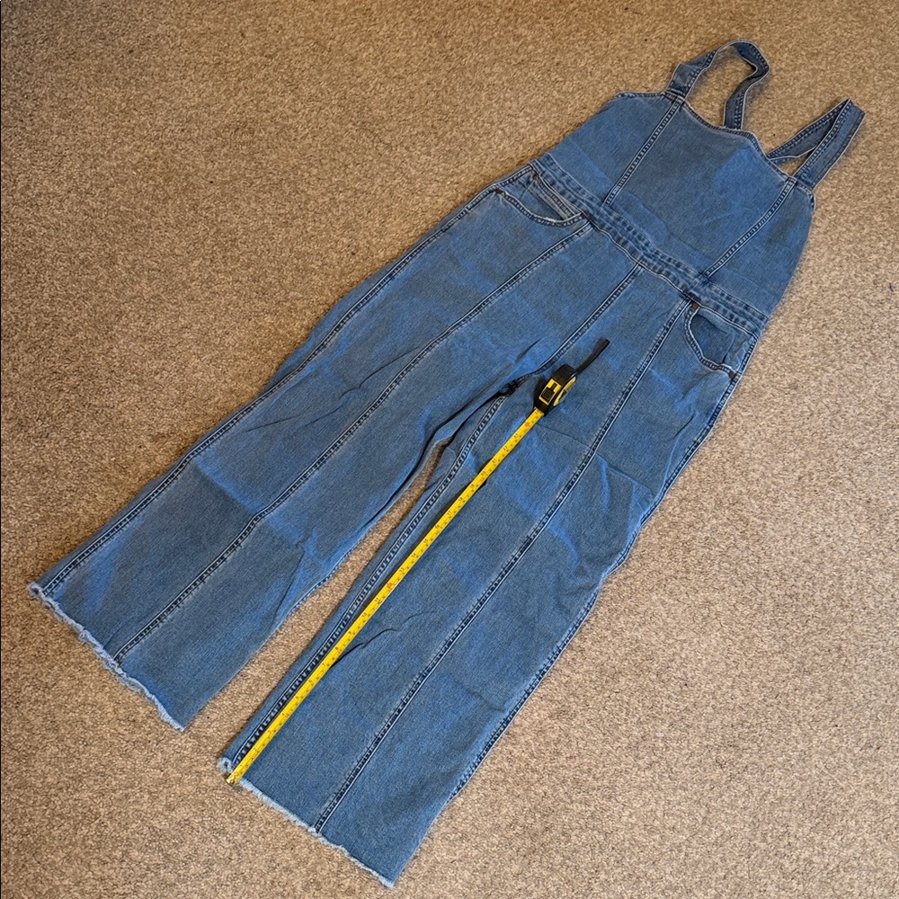 Wrangler BILLABONG  Denim cropped overalls.  Women’s size 30